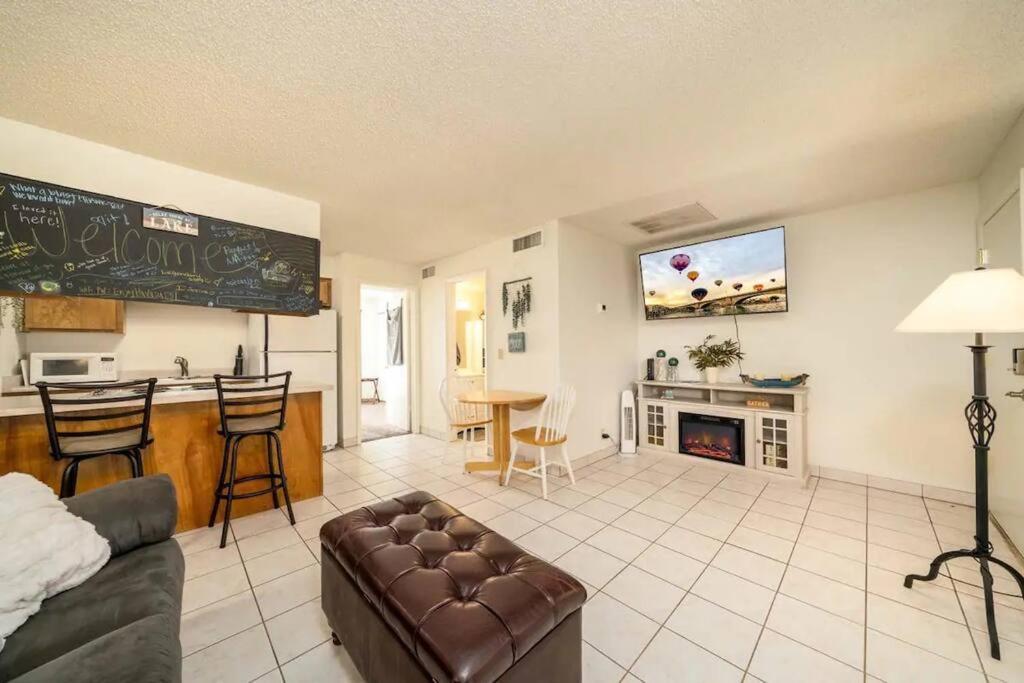 Pool King Lake Suite-Walk To Dt & Lake! Lake Havasu City Exterior foto